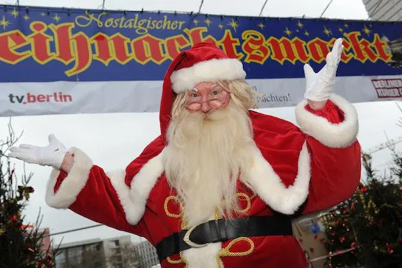 Der Nikolaus besucht den Nostalgischen Weihnachtsmarkt am Opernpalais Berlin Bild: Der Nikolaus besucht den Nostalgischen Weihnachtsmarkt am Opernpalais Berlin