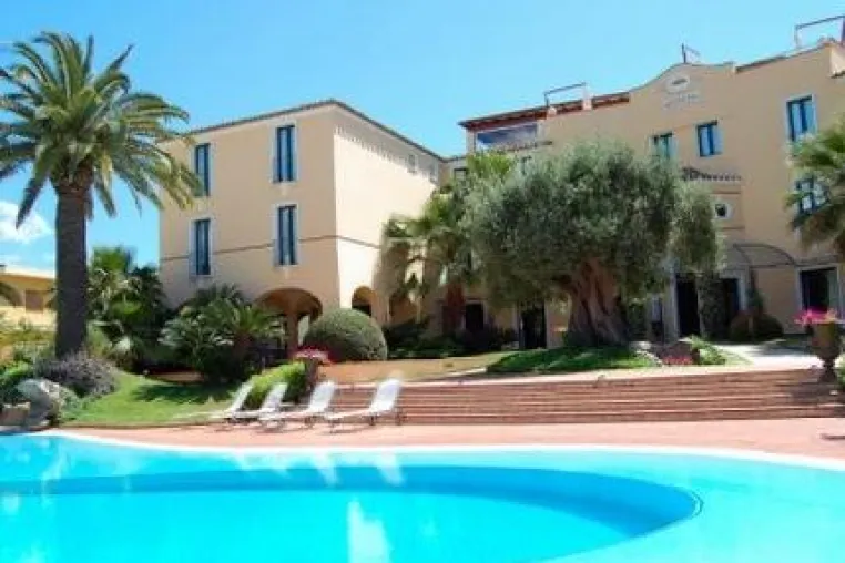 Das Hotel Arbatasar auf Sardinien lockt mit Frühbucher-Angebot Bild: Das Hotel Arbatasar auf Sardinien lockt mit Frühbucher-Angebot