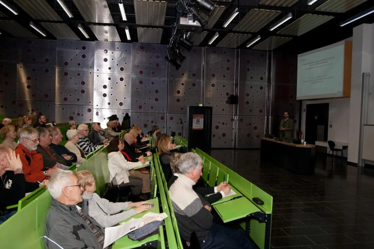 Dr. Oliver C. Ruppel von der University of Namibia referierte vor den Teilnehmern der GenerationenHochschule zum spannenden Thema „Menschenrechte und Gewohnheitsrecht der indigen Völker Namibias – ein