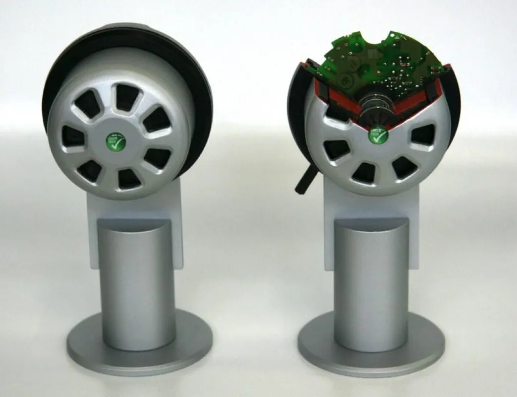 Der kompakte EC-Außenläufermotor und ein Schnittmodell mit umgossenem Stator, Rotor und kompakter El