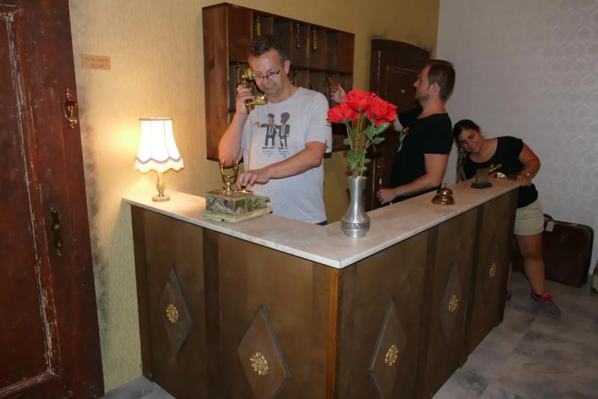 Spieler in der Hotel Rezeption