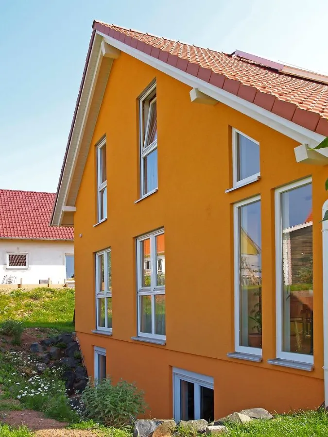 Das Haus versprüht dank seiner frisch anmutenden Außenfassade sommerliches Flair und fängt die Sonnenstrahlen einfach ein. Bild: tdx/ Haas Fertigbau