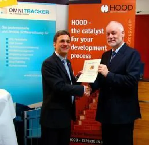 Bild: HOOD Group vereinbart auf der REConf® 2009 im Rahmen der HOOD INSIDE Initiative Partnerschaft mit OMNINET®