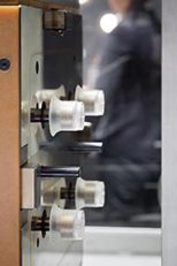 In einem Vierfach-Werkzeug entstehen optische Lupen mit Werkzeug- und Kalkanaltechnik von Rico.