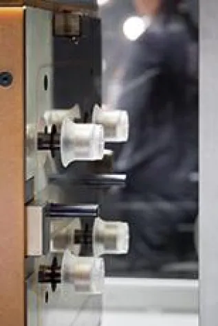 Bild: Lupenrein: LSR-Lupen aus hochtransparentem Lumisil®