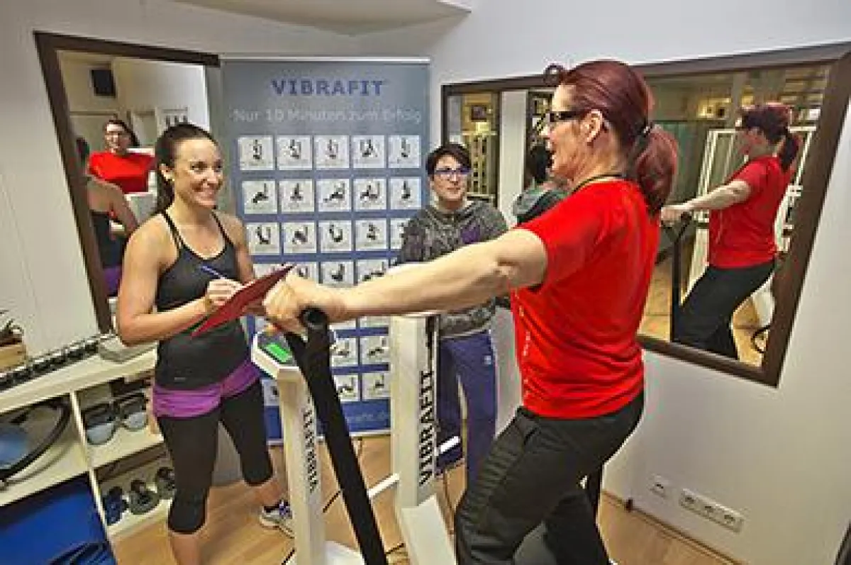 Ramona Müller und Melanie Lehmann überprüfen die Trainingsleistung von Heike von den Busch (v. l.)
