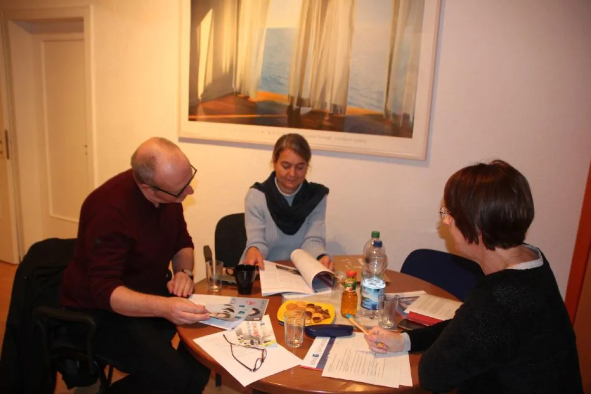 Das ehrenamtliche Presseteam des Vereins für Hospizarbeit, Bonn Lighthouse, in angeregter Diskussion