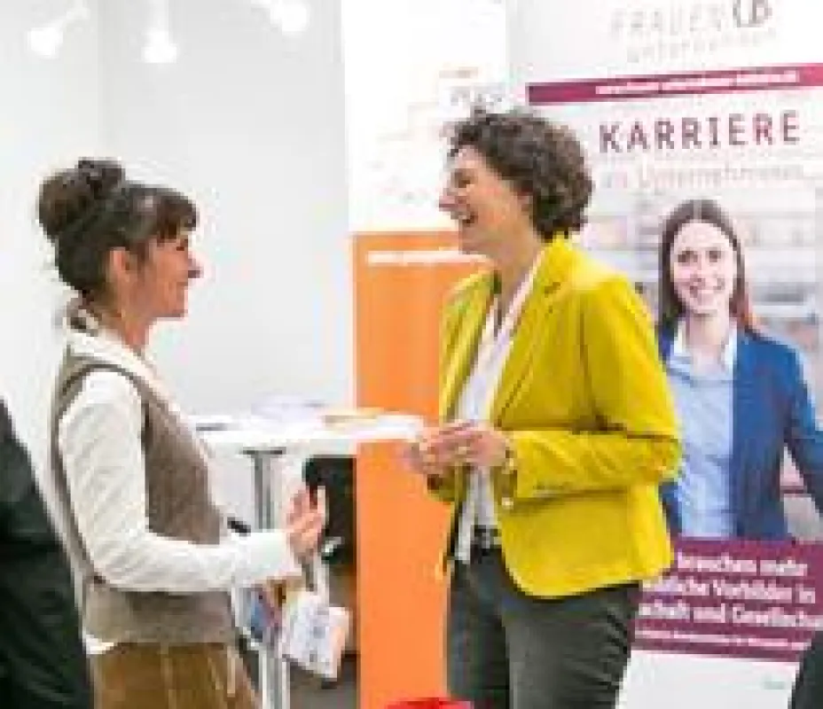 Vorbild-Unternehmerin Petra Janeczka (rechts) wirbt auf der „herCAREER“ in München für „FRAUEN unter