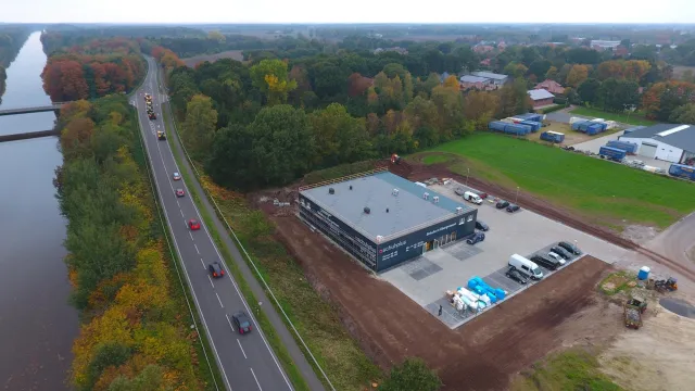 Werbung auf der Außenfassade der neuen Filiale von schuhplus in Sedelsberg Bild: Werbung auf der Außenfassade der neuen Filiale von schuhplus in Sedelsberg