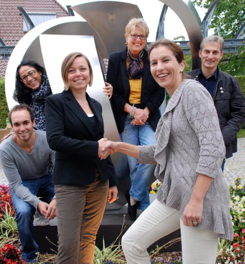 Team Touristik und Kur Schömberg mit Christina Lennfof v.l. und Bürgermeisterin Bettina Mettler v.r.