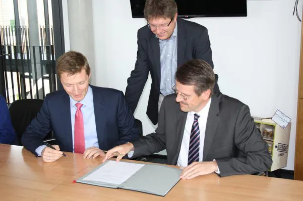 Bild: Neue Öl-Löscharme für den Elbehafen Brunsbüttel – Verträge mit der Raffinerie Heide bis 2034 verlängert