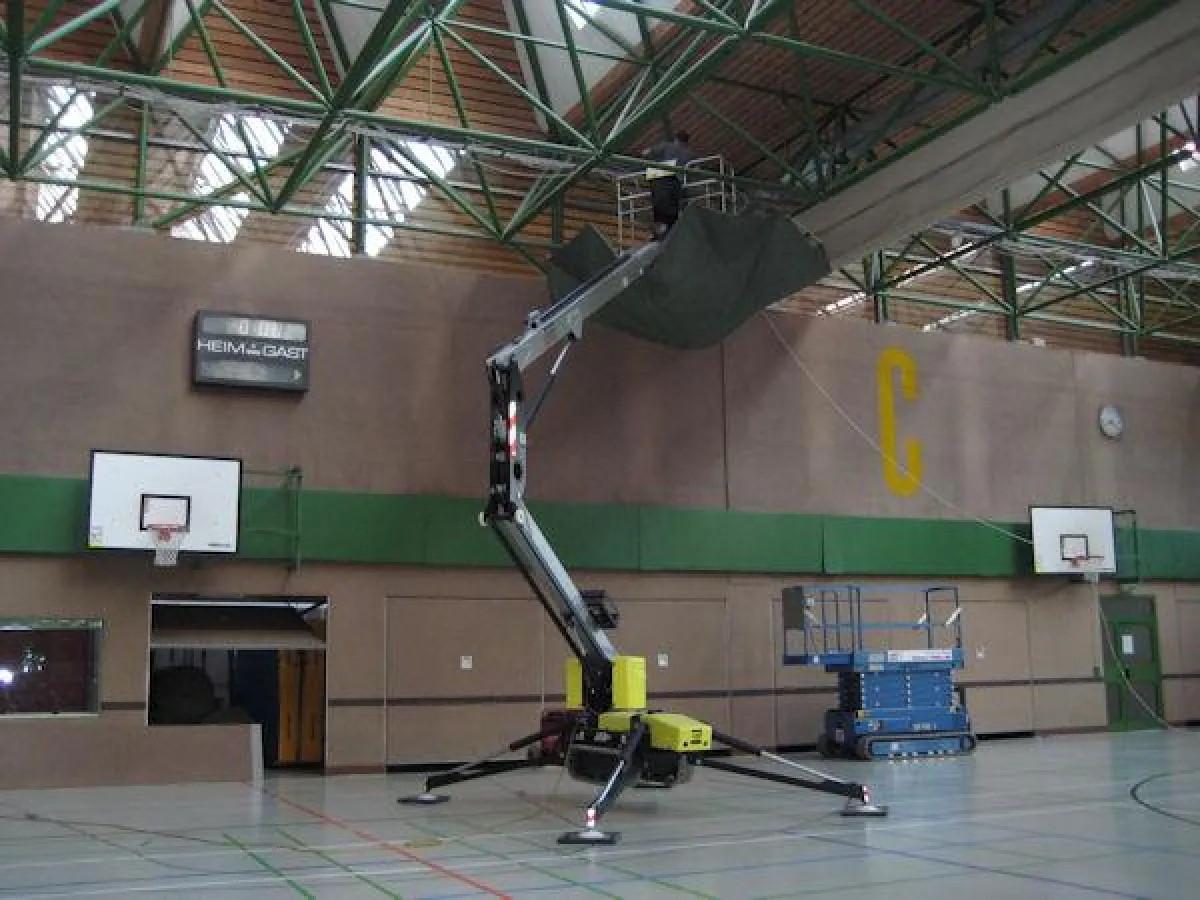 Zwei Raupenbühnen und Schutzplane