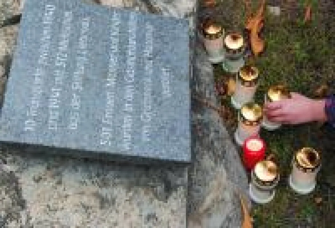 Station an der Gedenktafel für die Liebenauer Euthanasieopfer vor dem Schloss