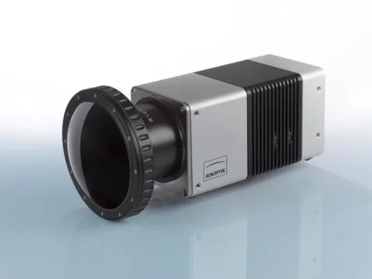 Bild: Neues Infrarot-Weitwinkelobjektiv mit umweltresistenter Beschichtung für Thermografiekameras