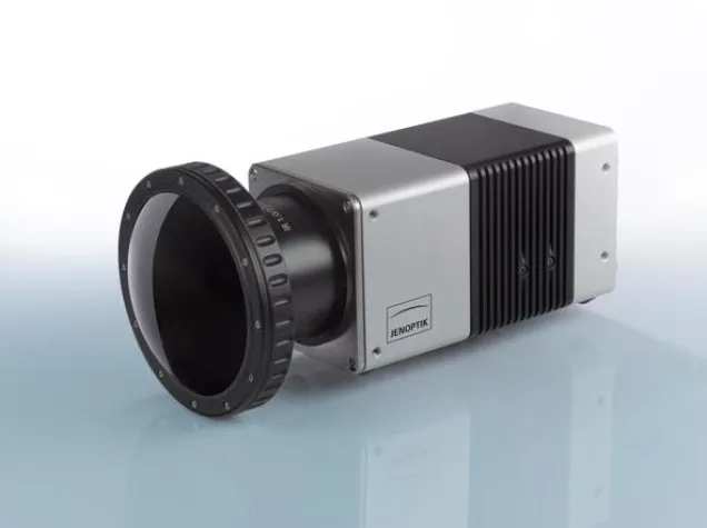 Bild: Neues Infrarot-Weitwinkelobjektiv mit umweltresistenter Beschichtung für Thermografiekameras