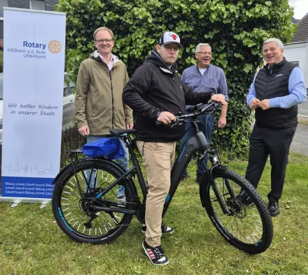 Bild: Rotary Club Mülheim-Uhlenhorst übergibt Hauptgewinn der Glücksei-Suche