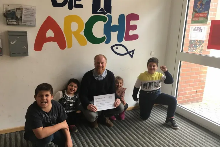 Käse Glückler überreicht Spende der Aktion #wirwollenhelfen an Arche Köln Ehrenfeld Bild: Käse Glückler überreicht Spende der Aktion #wirwollenhelfen an Arche Köln Ehrenfeld