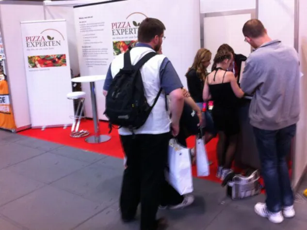 Bild: Jugendliche kreieren Pizza auf der YOU