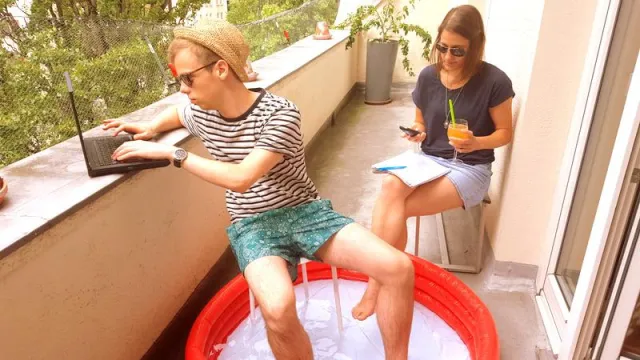 BUSINESSPLAN IN BADEHOSE: WIR SUCHEN EUREN SOMMER-OFFICEHACK! FOTO MACHEN UND GEWINNEN! Bild: BUSINESSPLAN IN BADEHOSE: WIR SUCHEN EUREN SOMMER-OFFICEHACK! FOTO MACHEN UND GEWINNEN!