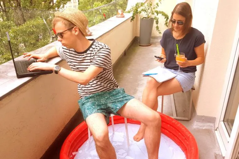 Bild: BUSINESSPLAN IN BADEHOSE: WIR SUCHEN EUREN SOMMER-OFFICEHACK! FOTO MACHEN UND GEWINNEN!