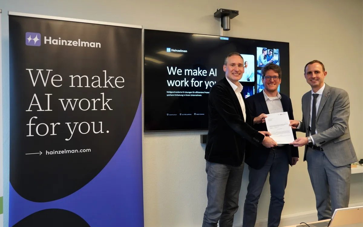 v.l. Collin Müller, GF Hainzelman; Robin Müller, GF Hainzelman; Dirk Schrödter, Digitalisierungsmin. (© Staatskanzlei.SH)