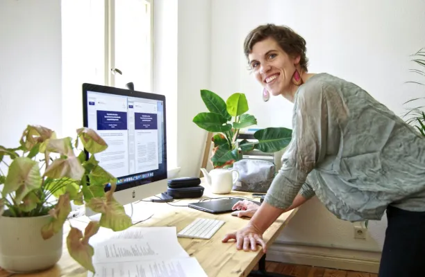 Bild: Gründerin startet schwanger im ersten Lockdown eine Agentur für sprachliche Barrierefreiheit auf Events