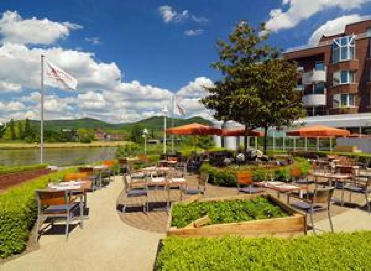 Die Terrasse des Restaurant Grill 16 im Heidelberg Marriott Hotel, direkt am Neckar