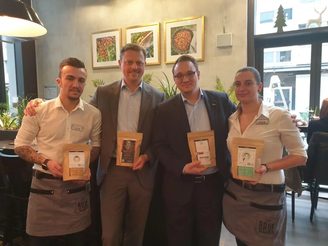 Seit Mitte November gibt es im Café BRUE zwei individuell kreierte Mitarbeiterröstungen (©ARIVA)