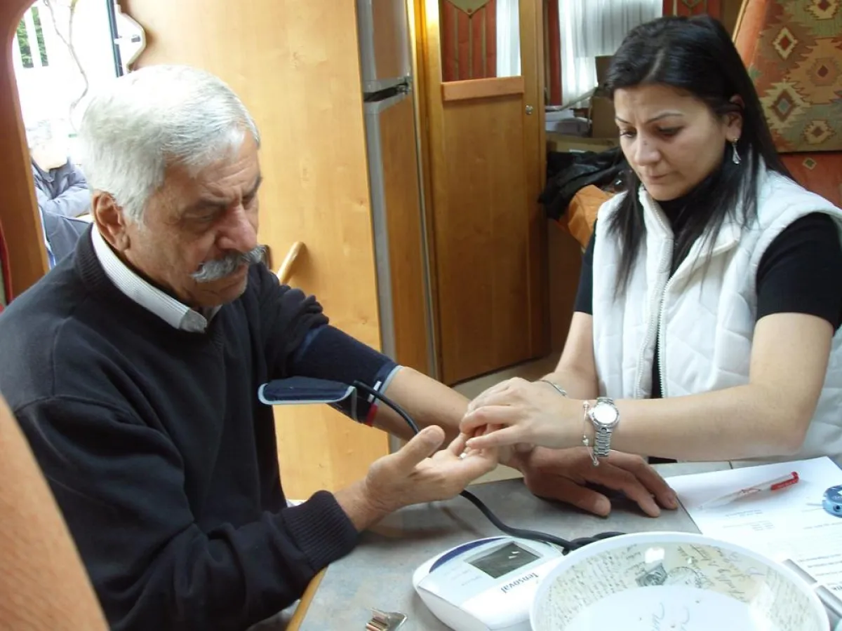 Das Gesundheitsmobil, eine Einrichtung der BKK vor Ort, bietet zum Beispiel mit der Messung des Blutdrucks einen ersten Einstieg ins Gespräch zur gesundheitlichen Aufklärung auch über Diabetes. Copyri