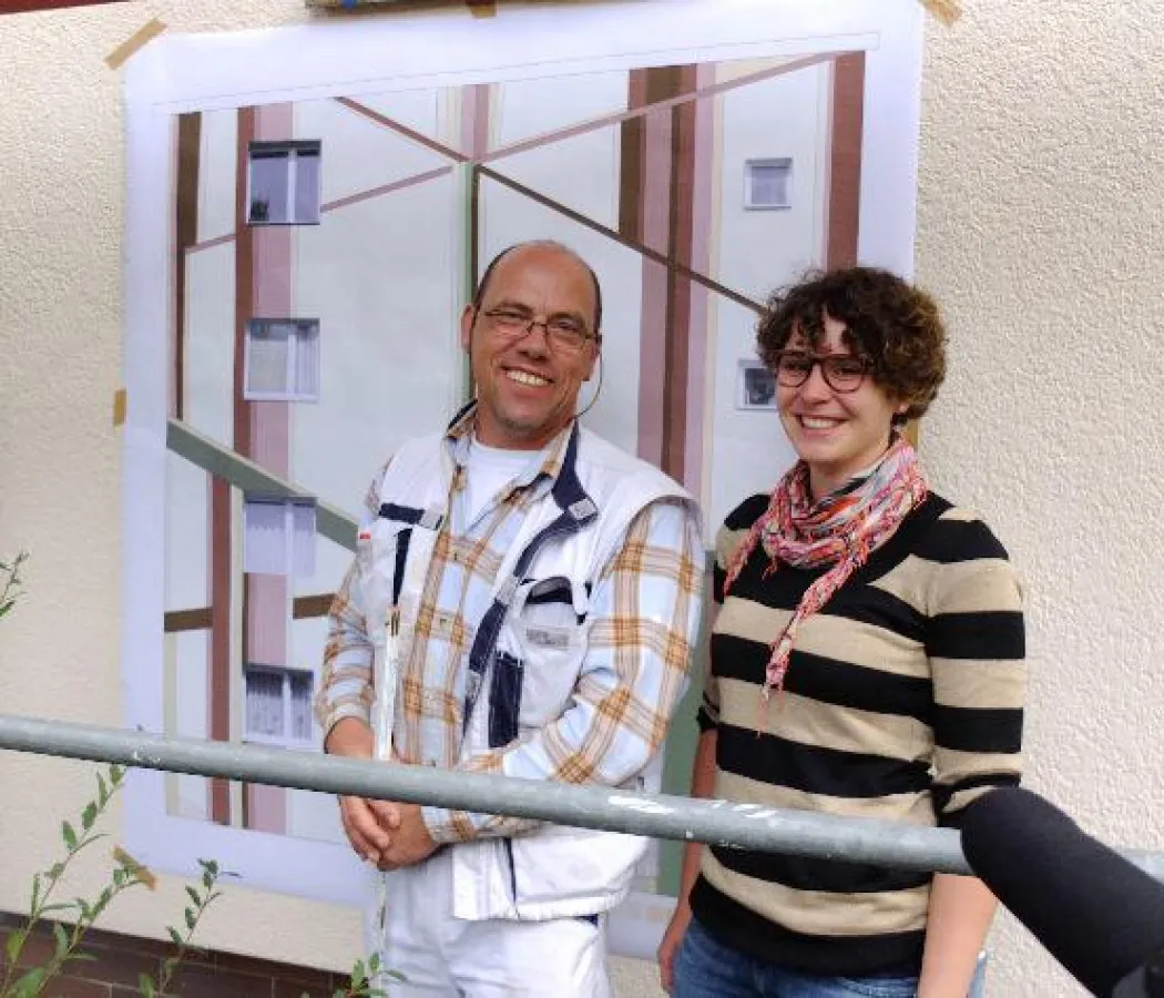 Sandra Lange mit Malermeister Christian Schiller zu Beginn der Arbeiten.