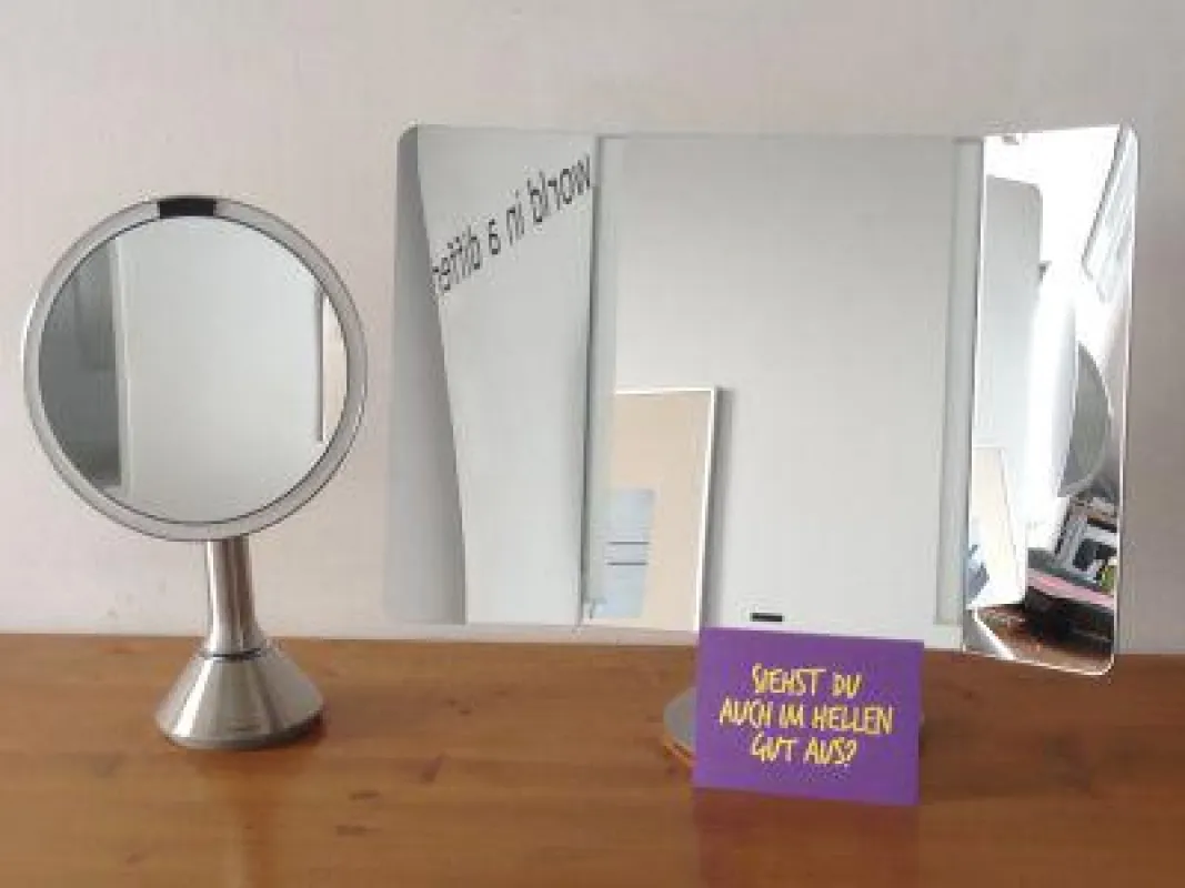 Mit den Sensorspiegeln von simplehuman sehen Sie in jedem Licht gut aus.