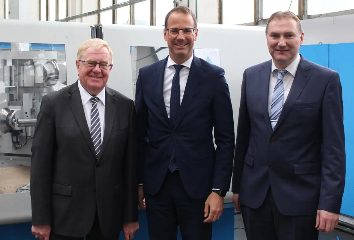 (v.l.n.r.): Reinhold Sendker mit Oliver Reimann und Benedikt Nillies vor einer Leifeld-Maschine