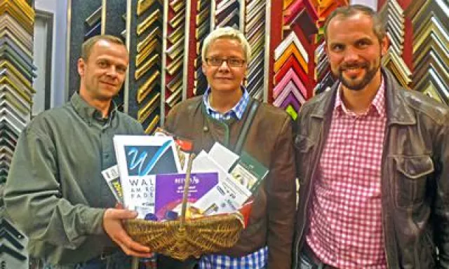 Bild: Kunstmagazin Profile: Freudige Gewinnerin des Preisausschreibens