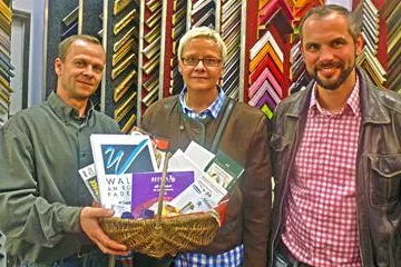 Bild: Kunstmagazin Profile: Freudige Gewinnerin des Preisausschreibens