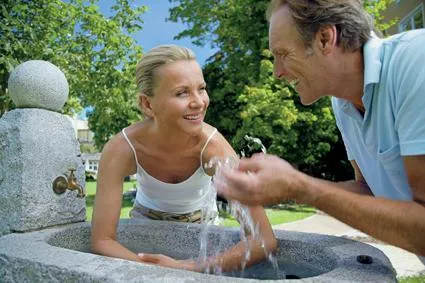 Das längste Armbad der Welt: Urlaub mit Weltrekordversuch in Bad Wörishofen im Allgäu Bild: Das längste Armbad der Welt: Urlaub mit Weltrekordversuch in Bad Wörishofen im Allgäu