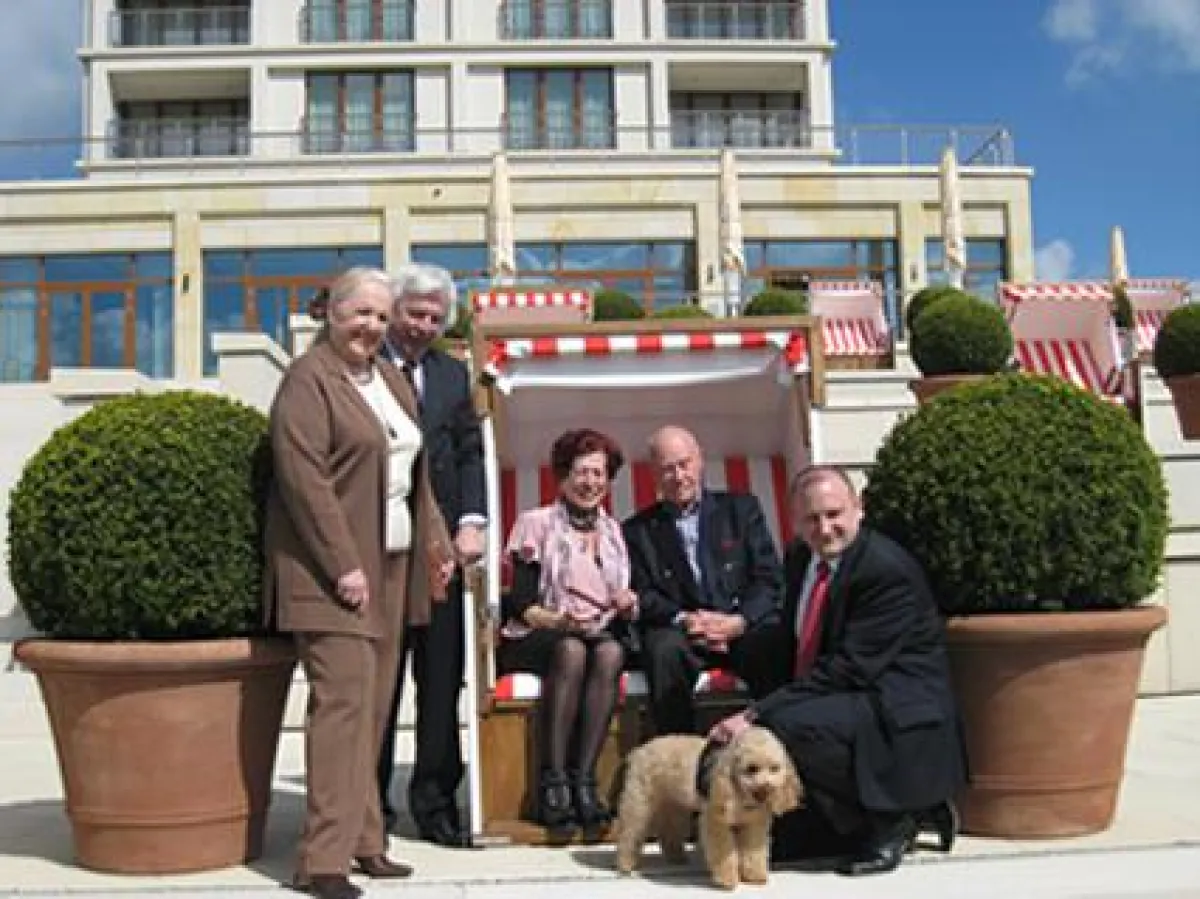 Bilanzgespräch im COLUMBIA Hotel Wilhelmshaven (v. l. n. r.): Die ersten Gäste des Hotels, Dagmar und Heino Poppen sowie Sona und Franz Sedlmayer, gemeinsam mit Hoteldirektor Matthias Golze. Copyright