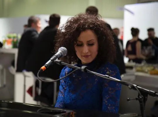 Bild: Fensterbau Frontale 2016: Ellen Kamrad vermittelt Pianistin Lenny Pojarov an die profine Group