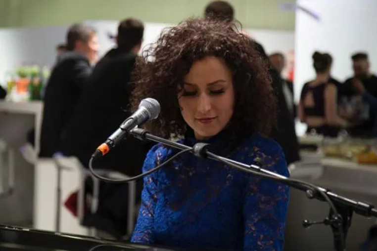 Fensterbau Frontale 2016: Ellen Kamrad vermittelt Pianistin Lenny Pojarov an die profine Group Bild: Fensterbau Frontale 2016: Ellen Kamrad vermittelt Pianistin Lenny Pojarov an die profine Group
