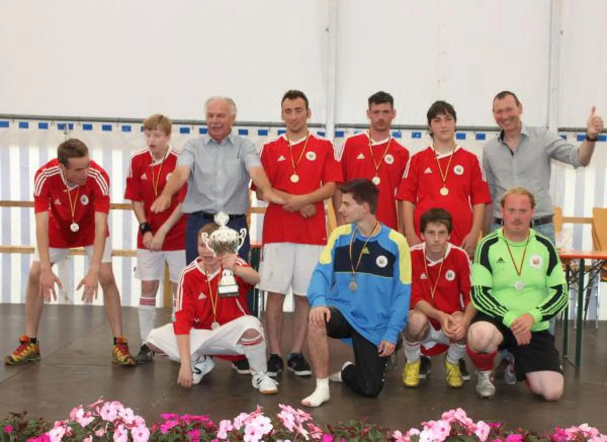 Die Mannschaft Dynamo Lukas II mit Ex-VfB-Profi Hermann Ohlicher (3. li. hi)