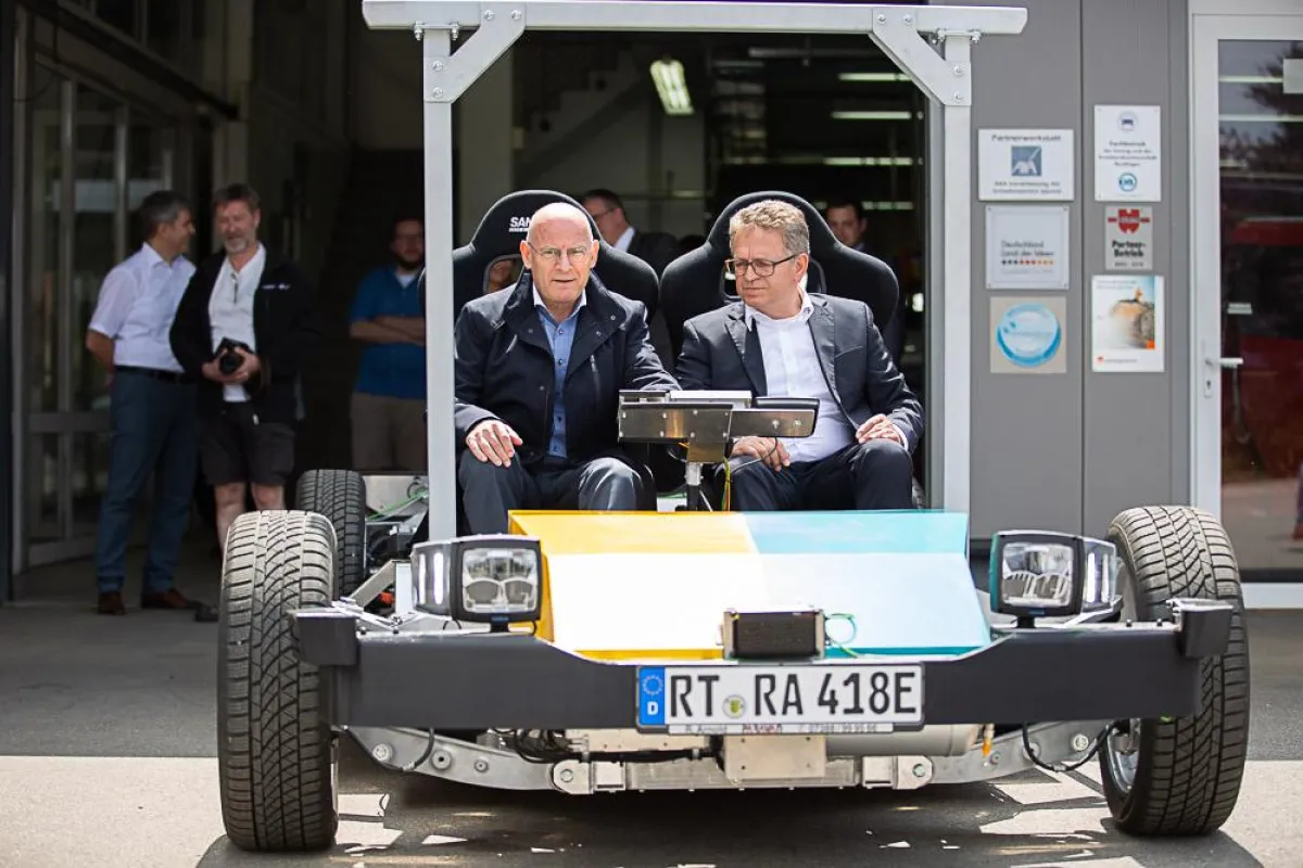 Verkehrsminister Winfried Hermann und Paravan-Geschäftsführer Ronald Arnold auf Testfahrt