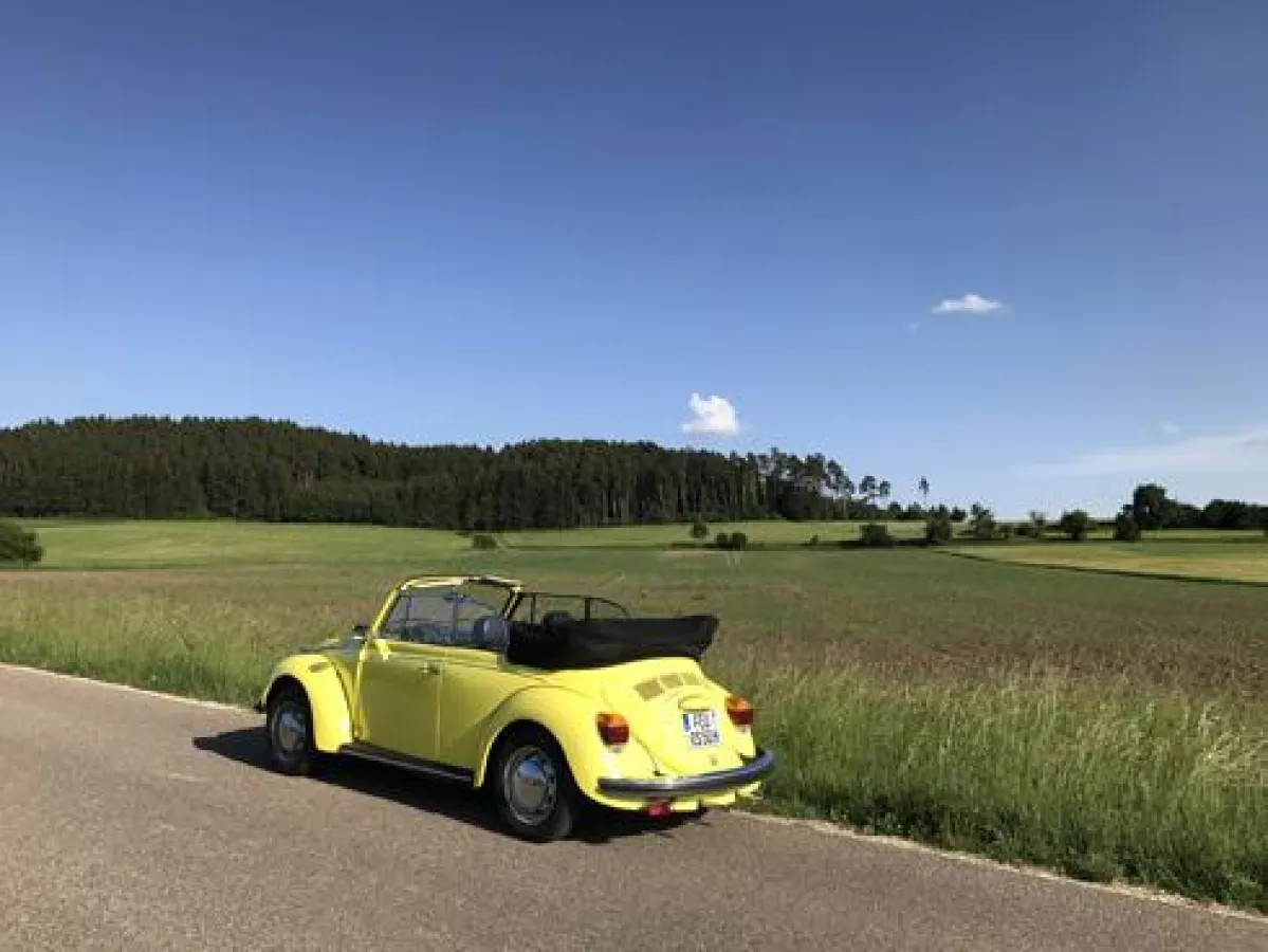 Ein schicker Flitzer auf der Romantischen Straße