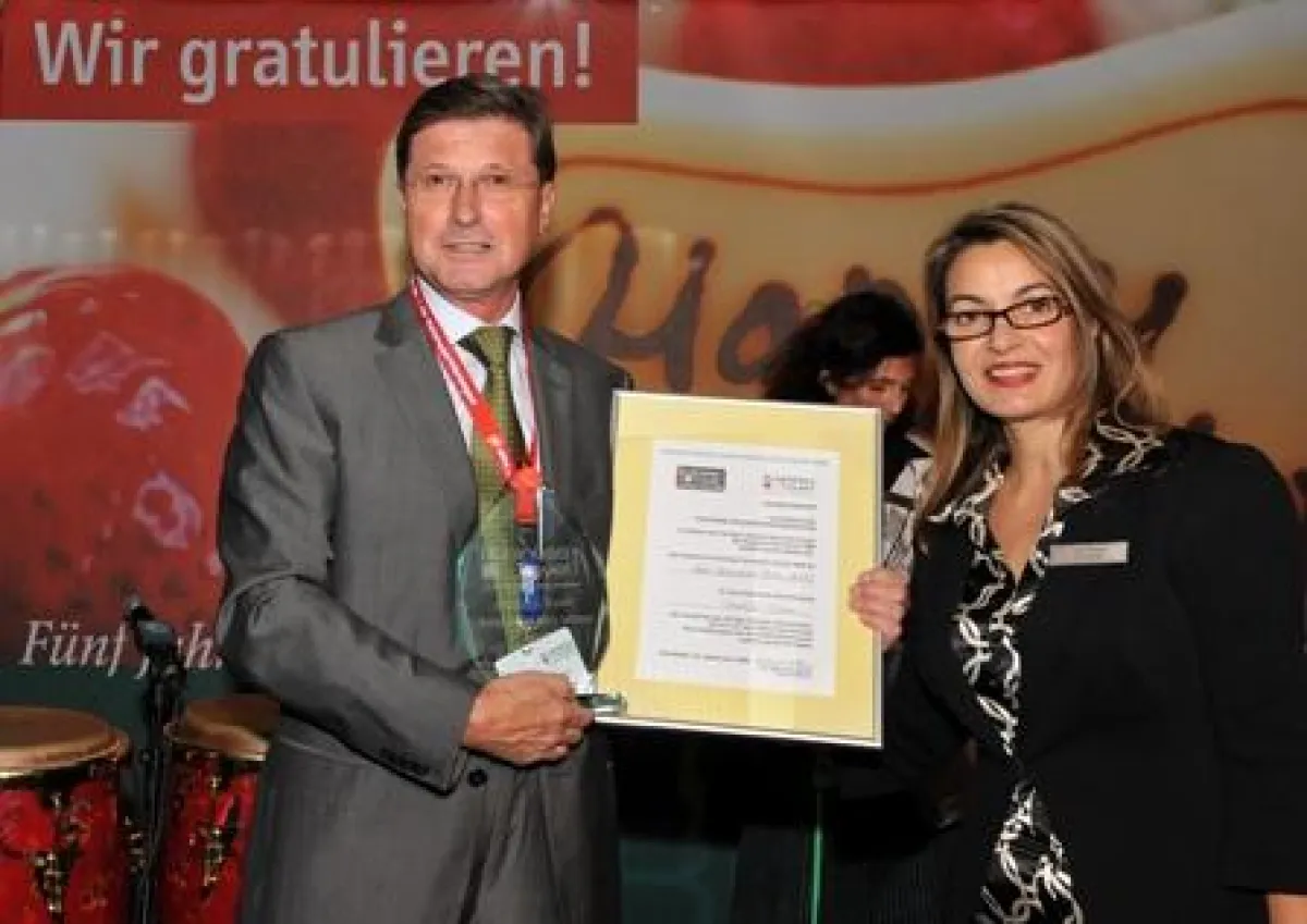 links: Award-Gewinner Hartmut Keil, HRS - rechts BTS-Messeleiterin Calli Travlos