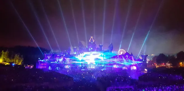 Bild: FALCON Searchlights zaubern märchenhafte Momente beim Tomorrowland Festival in Belgien