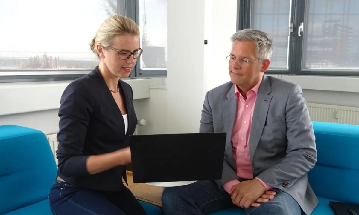 Die autorisierte Beraterin Offensive Mittelstand T. Herzig berät Unternehmen zu Service Excellence