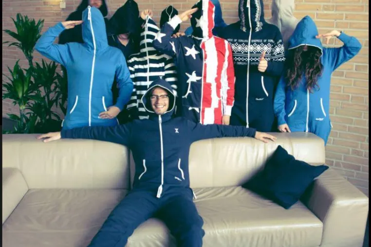 Bild: Joko Winterscheidt, Moderator und Modeikone zeigte sich gestern in seinem OnePiece