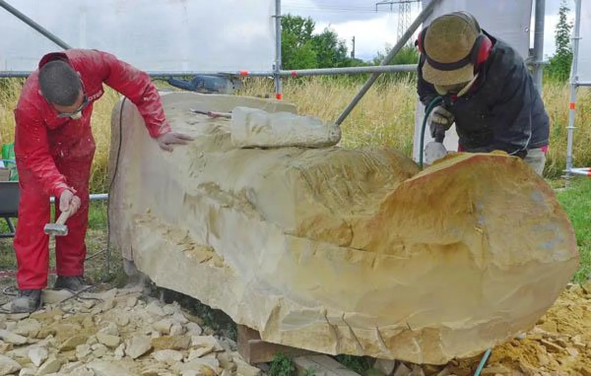 Zwölf Bildhauer aus fünf Ländern fertigen Skulpturen aus Sandstein.