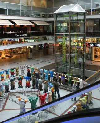 Bild: Ausstellung der "United Buddy Bears - The Minis" im Europa-Center Berlin