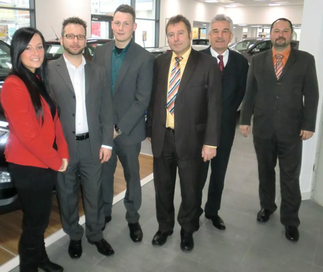 Die Verkaufsberater/innen des Autohauses vor der fast fertiggestellten Hyundai-Ausstellungshalle.