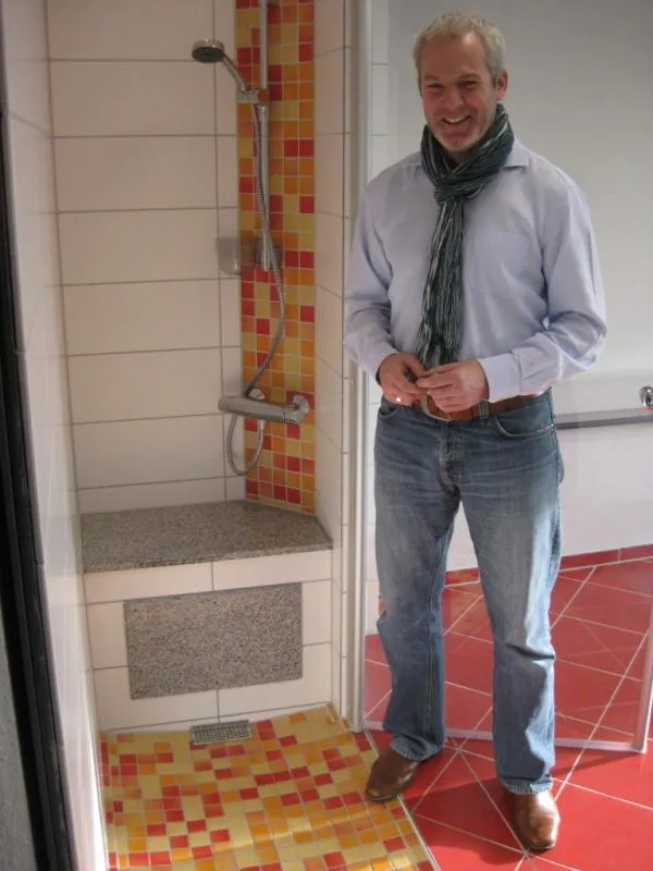 Barrierefrei auf allen Etagen: Geschäftsführer Ulrich Blome mit der Dusche