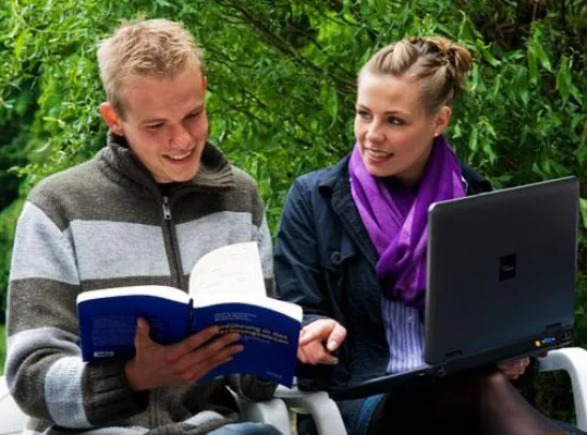 Bild: Studium mit Wirtschaft und Fremdsprachen, Auslandssemestern und Praktika